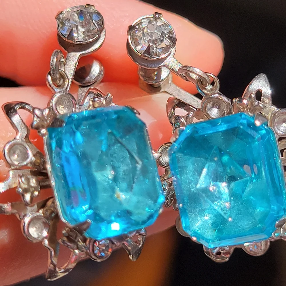 Lovely Vintage Screw-Back Earrings ~ Aquamarine Color ~ Very Pretty!